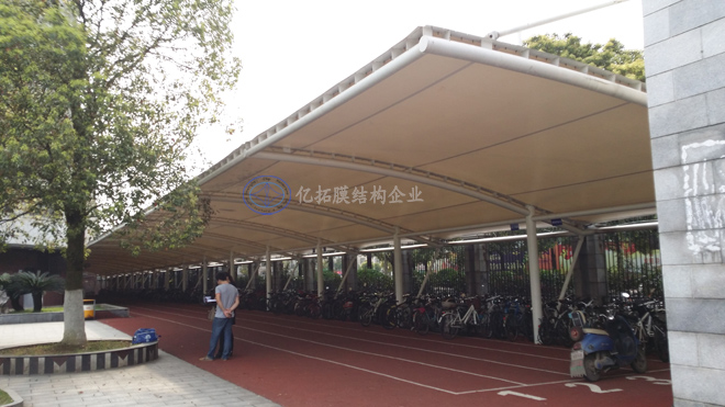 實(shí)驗(yàn)中學(xué)風(fēng)雨棚膜結(jié)構(gòu)長(zhǎng)廊和張拉膜結(jié)構(gòu)單車(chē)棚